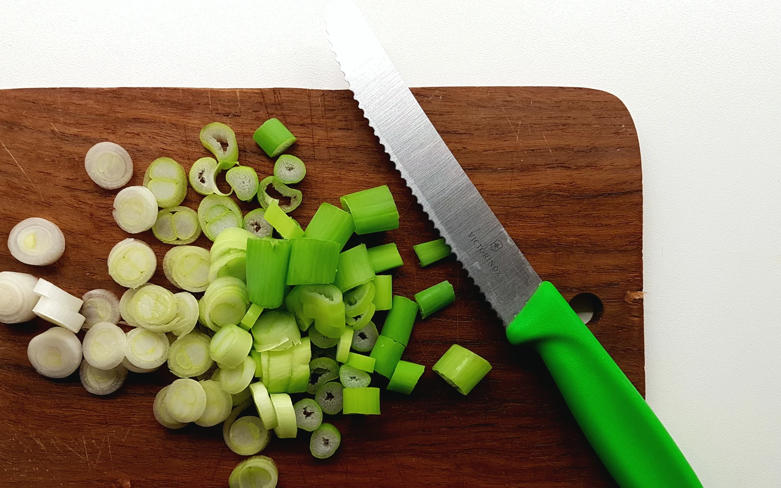 Técnica de cuchillo en una tabla de cocina